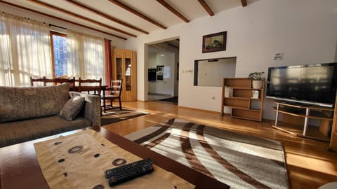 Communal lounge/ TV room, TV and multimedia, Living room, Seating area, Dining area