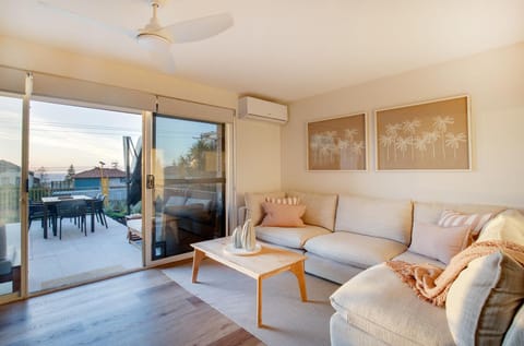 Patio, View (from property/room), Balcony/Terrace, Living room, Dining area, air conditioner