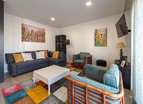 Communal lounge/ TV room, TV and multimedia, Living room, Seating area, Evening entertainment