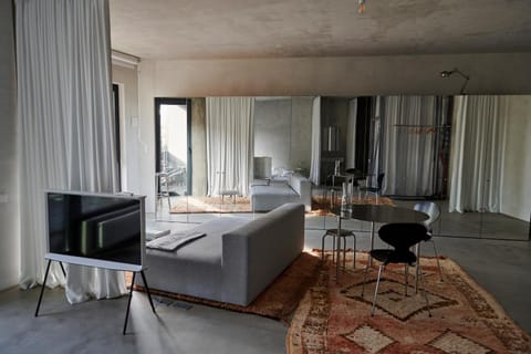 TV and multimedia, Living room, Photo of the whole room, Seating area, Dining area