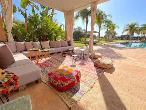 Patio, Day, Natural landscape, Garden, View (from property/room), Balcony/Terrace, Living room, Seating area, Garden view, Pool view, Swimming pool, sunbed