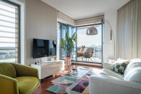 TV and multimedia, Living room, Seating area, City view, Family