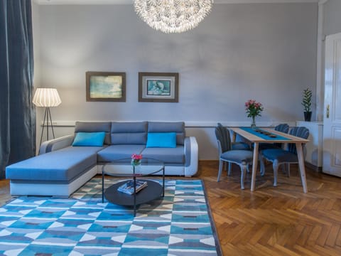 TV and multimedia, Seating area, Dining area, City view, Street view