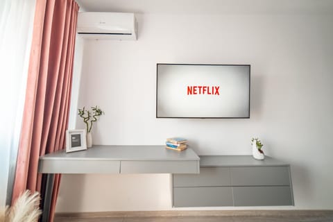 Communal lounge/ TV room, TV and multimedia, Evening entertainment, Text overlay, hair dresser, air conditioner