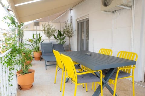 Patio, Day, Seating area, Dining area