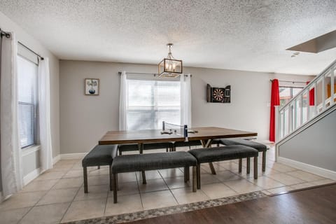 Darts, Living room, Decorative detail, Dining area, Evening entertainment, Food, Breakfast, Dinner, Family