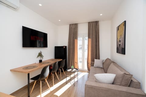 TV and multimedia, Living room, Seating area, air conditioner