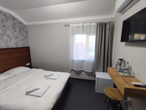 Bed, TV and multimedia, Photo of the whole room, towels