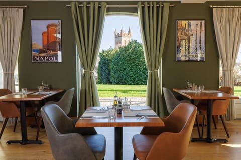 Restaurant/places to eat, Dining area