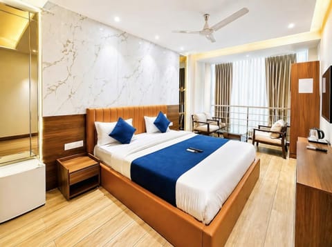 Bed, TV and multimedia, Living room, Photo of the whole room, Seating area, Bedroom, fireplace, air conditioner