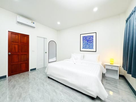 Bed, Photo of the whole room, Bedroom, air conditioner