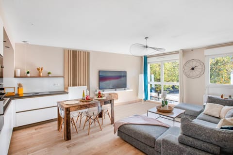 Communal lounge/ TV room, TV and multimedia, Seating area, Dining area