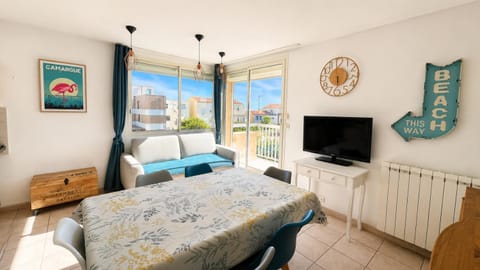 TV and multimedia, Balcony/Terrace, Living room, Dining area, Sea view, Meals, internet