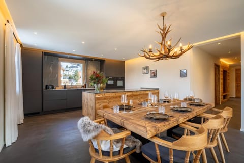 Coffee/tea facilities, Kitchen or kitchenette, Living room, Food and drinks, Seating area, Dining area, Food, Drinks