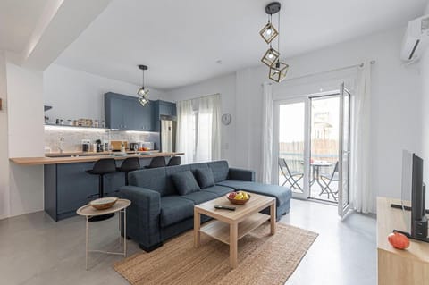 TV and multimedia, Coffee/tea facilities, Kitchen or kitchenette, Living room, Seating area, Dining area