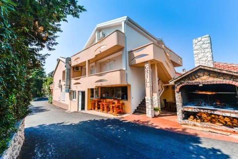 Property building, Restaurant/places to eat, BBQ facilities