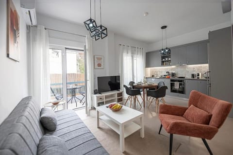 TV and multimedia, Kitchen or kitchenette, Living room, Seating area, Dining area, stove