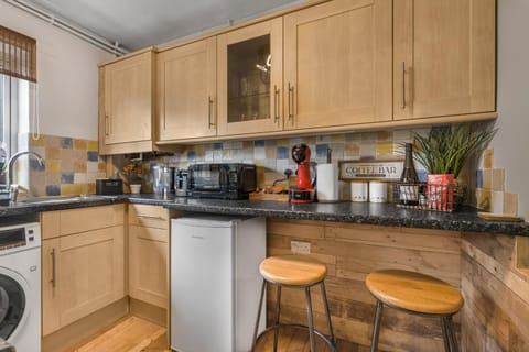 Comfortable 2BR Home Free ParkingPrivate Garden Apartment in Cheltenham