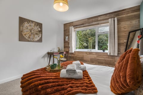 Comfortable 2BR Home Free ParkingPrivate Garden Apartment in Cheltenham