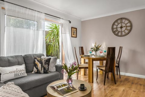 Comfortable 2BR Home Free ParkingPrivate Garden Apartment in Cheltenham