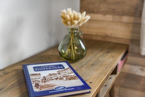 Comfortable 2BR Home Free ParkingPrivate Garden Apartment in Cheltenham