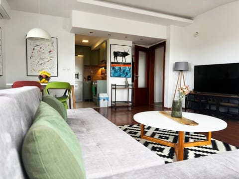 Communal lounge/ TV room, TV and multimedia, Living room, Seating area, Dining area, Evening entertainment