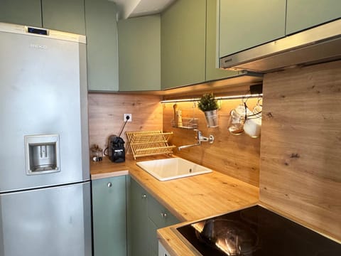 Coffee/tea facilities, Kitchen or kitchenette, oven, stove