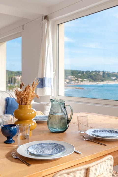 VILLA BLEU HORIZON Bandol - Vue Mer - Plage -Parking- 4 chambres en suite - Terrasse - proche Casino Villa in Sanary-sur-Mer