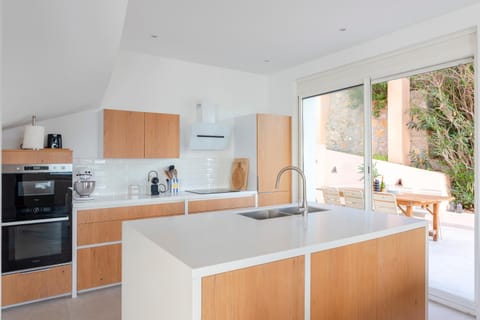 VILLA BLEU HORIZON Bandol - Vue Mer - Plage -Parking- 4 chambres en suite - Terrasse - proche Casino Villa in Sanary-sur-Mer