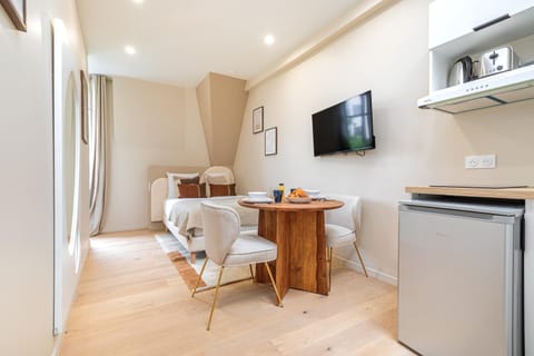 Bed, TV and multimedia, Coffee/tea facilities, Dining area, toaster