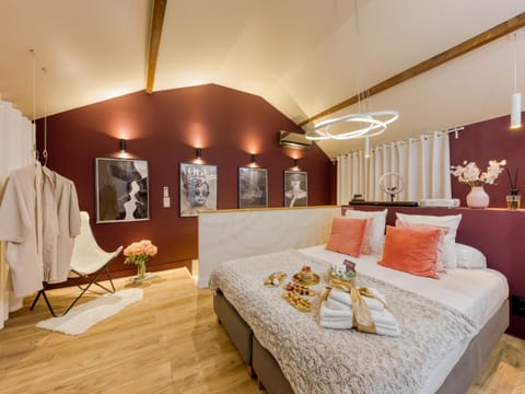 Bed, Photo of the whole room, Bedroom, towels