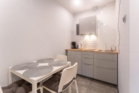 Kitchen or kitchenette, Dining area, oven, stove