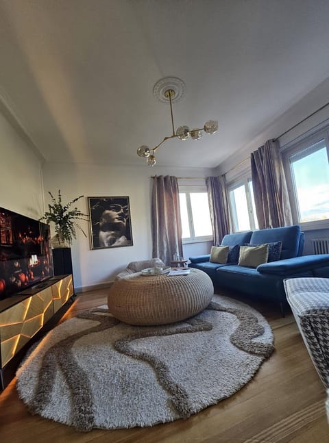 TV and multimedia, Living room, Seating area, internet