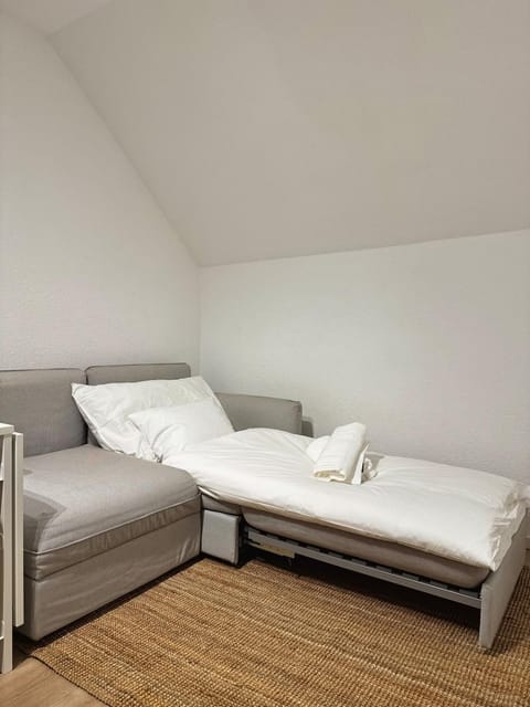 Bed, Living room, Photo of the whole room, Seating area, Bedroom, towels