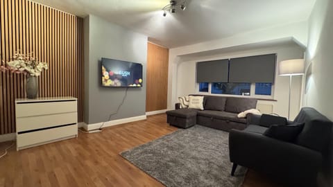 Communal lounge/ TV room, TV and multimedia, Living room, Seating area, Evening entertainment