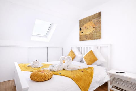 Bed, Photo of the whole room, Bedroom, towels