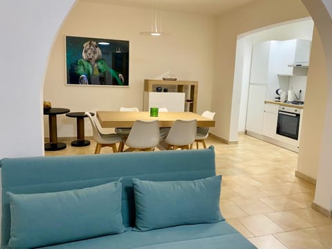 Living room, Seating area, Dining area, stove
