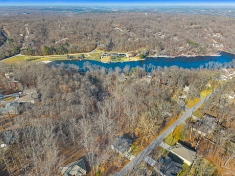 Lago Lodge-ON Lago Vista MTB Trail-Bike Equipment House in Bella Vista