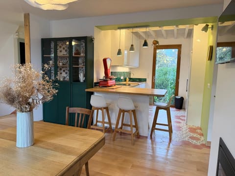 Kitchen or kitchenette, Dining area, stove