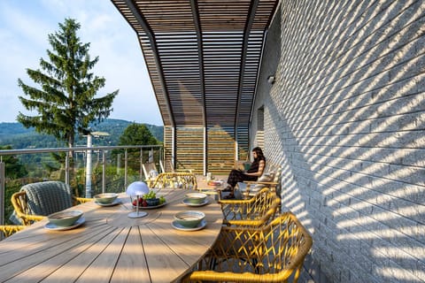 Natural landscape, View (from property/room), Balcony/Terrace, Seating area, Mountain view