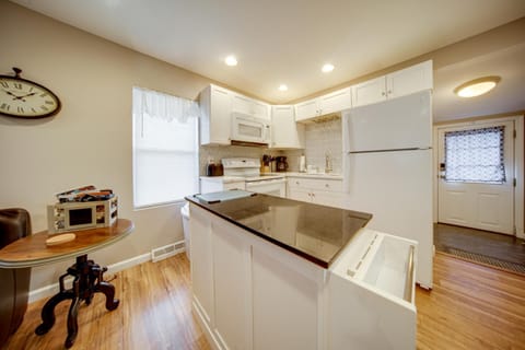 GOTL strip cottage Walk to the beach House in Geneva-on-the-Lake