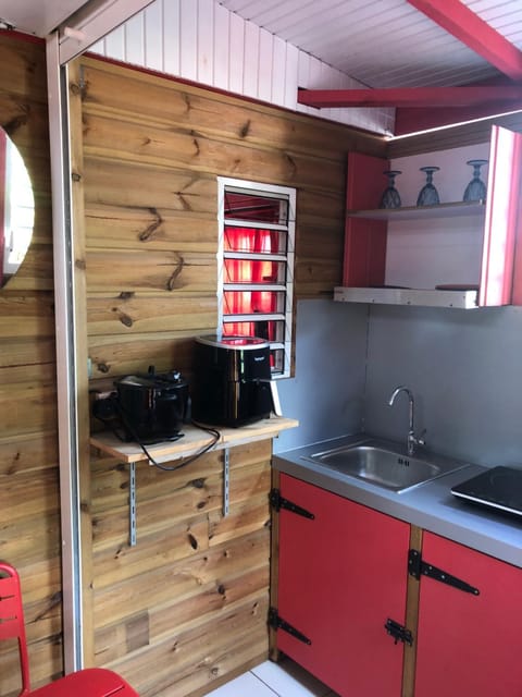 Maisonnette Colorée House in Les Abymes