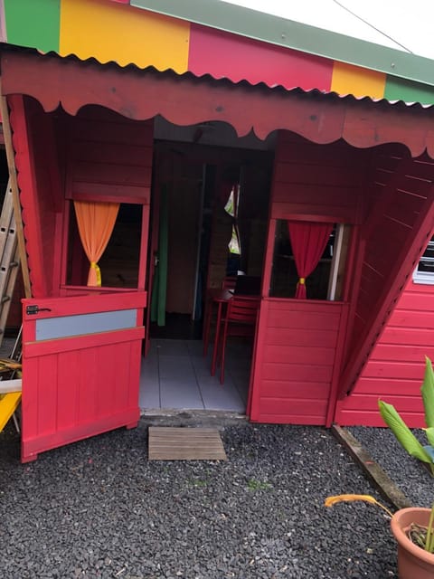Maisonnette Colorée House in Les Abymes