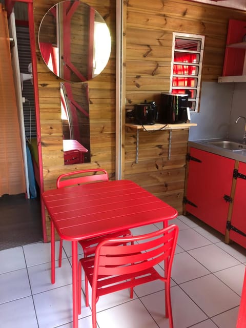 Maisonnette Colorée House in Les Abymes