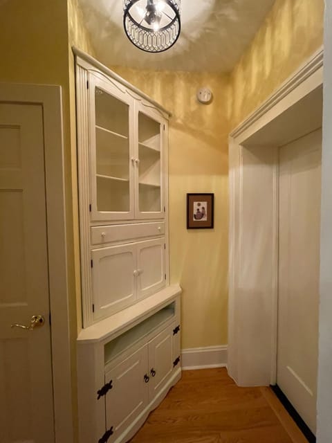 Downtown 3BR duplex full kitchen parking off i-787 House in Albany