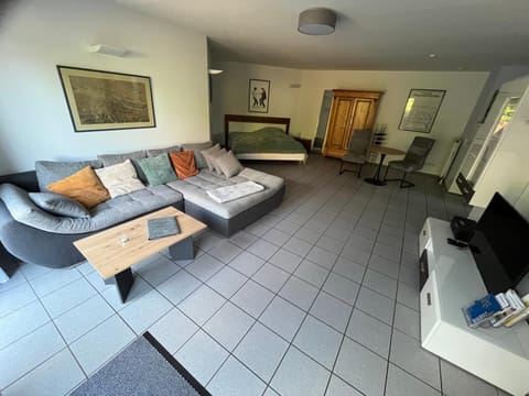 Communal lounge/ TV room, TV and multimedia, Living room, Seating area, Evening entertainment
