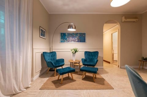 TV and multimedia, Living room, Seating area, air conditioner