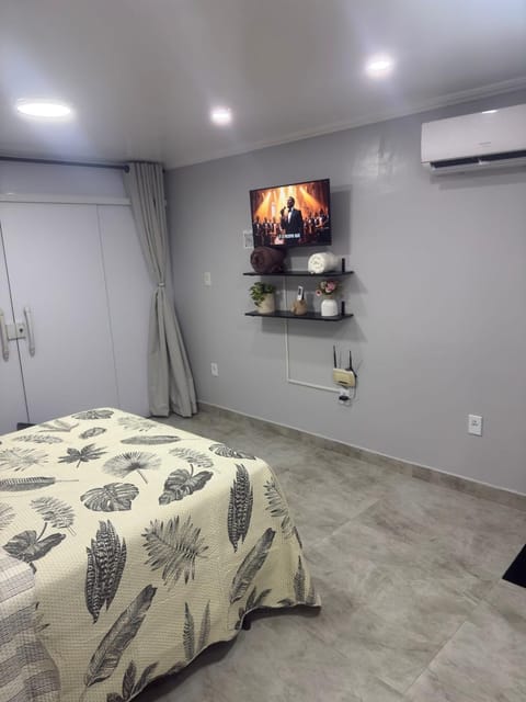 Bed, TV and multimedia, Photo of the whole room, Bedroom, air conditioner