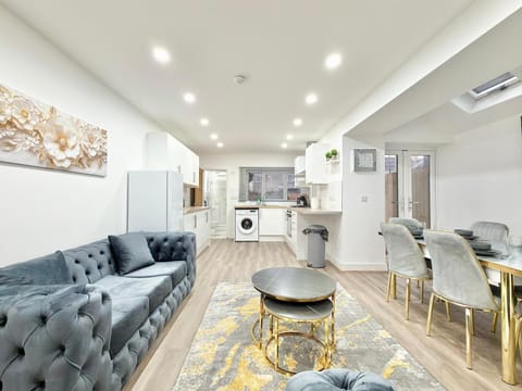 Kitchen or kitchenette, Living room, Seating area, Dining area, oven, kitchen, kitchen