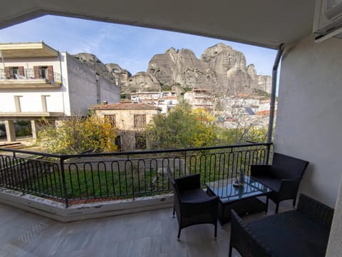 Property building, Patio, Day, Balcony/Terrace, Living room, Seating area, Mountain view
